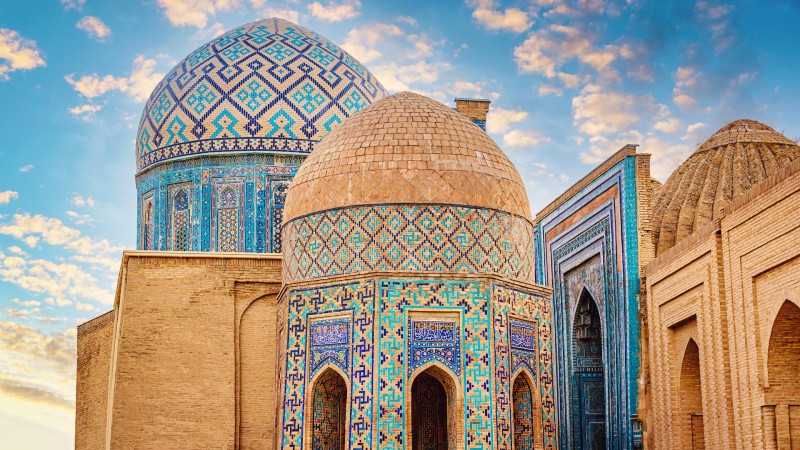 Fargerike fliser p vakre kupler i Shah-i-Zinda Mausoleet